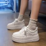 Simple platform white sneakers, new style, height-increasing, versatile, casual, lightweight, and comfortable for petite figures.