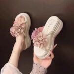 Trendy pearl flower slippers for women, perfect for summer wear, 2025 new style, super popular platform sandals to pair with skirts, beach sandals. - Image 2