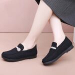 Old Beijing cloth shoes, women's cotton shoes, mother shoes, winter fleece-lined warm loafers, casual flat black work shoes for women.