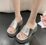 Korean style minimalist platform wedge sandals for women, 2025 summer new style, high-end niche casual beach shoes.