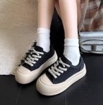 Women's platform training shoes, 2025 new autumn hot-selling retro height-increasing board shoes, versatile casual sports shoes.